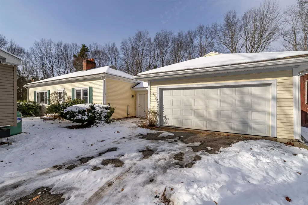 52 Whittier Street Newton NH 03858