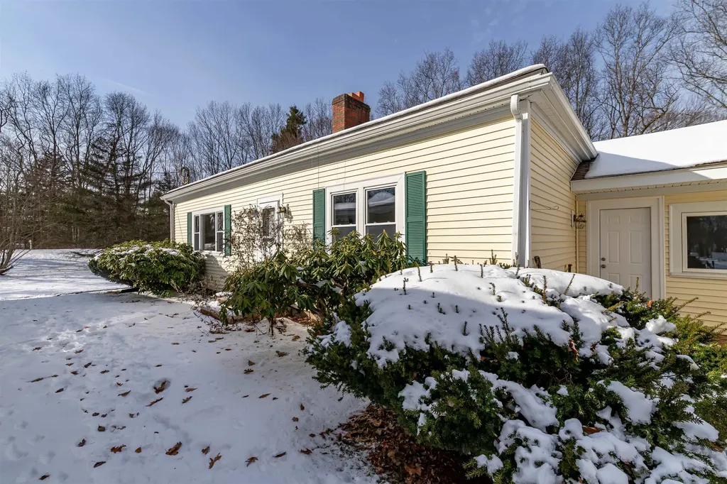 52 Whittier Street Newton NH 03858