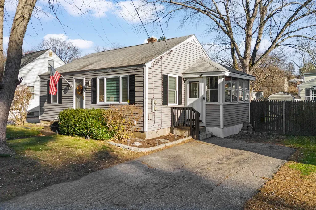 221 Elgin Avenue Manchester NH 03104