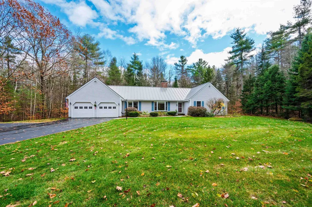 27 Pipers Glen New London NH 03257