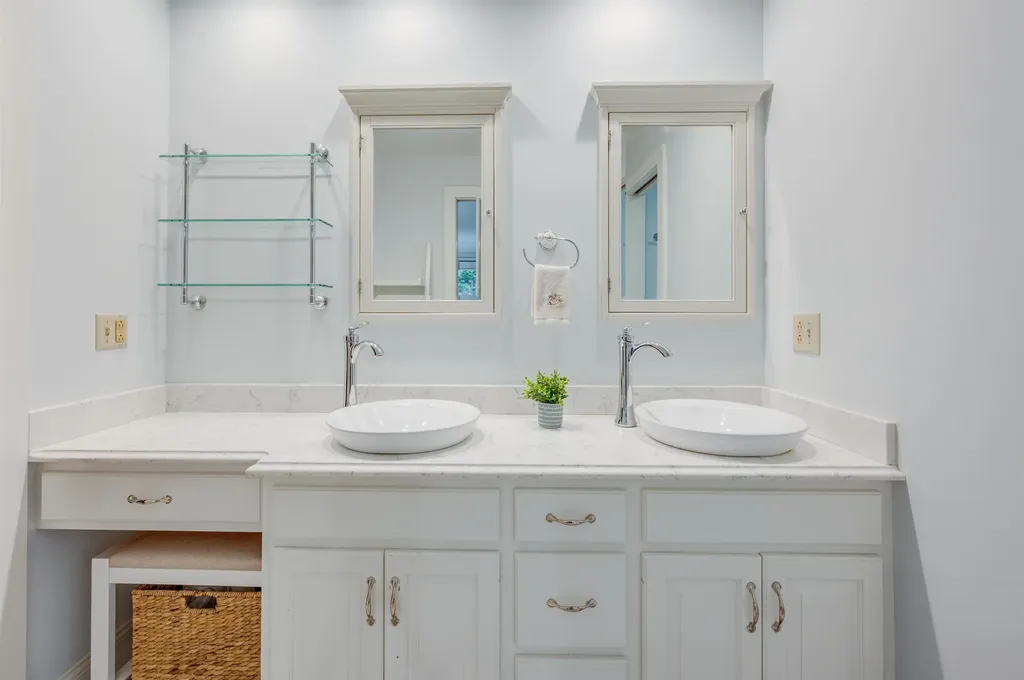 27 Pipers Glen New London NH 03257