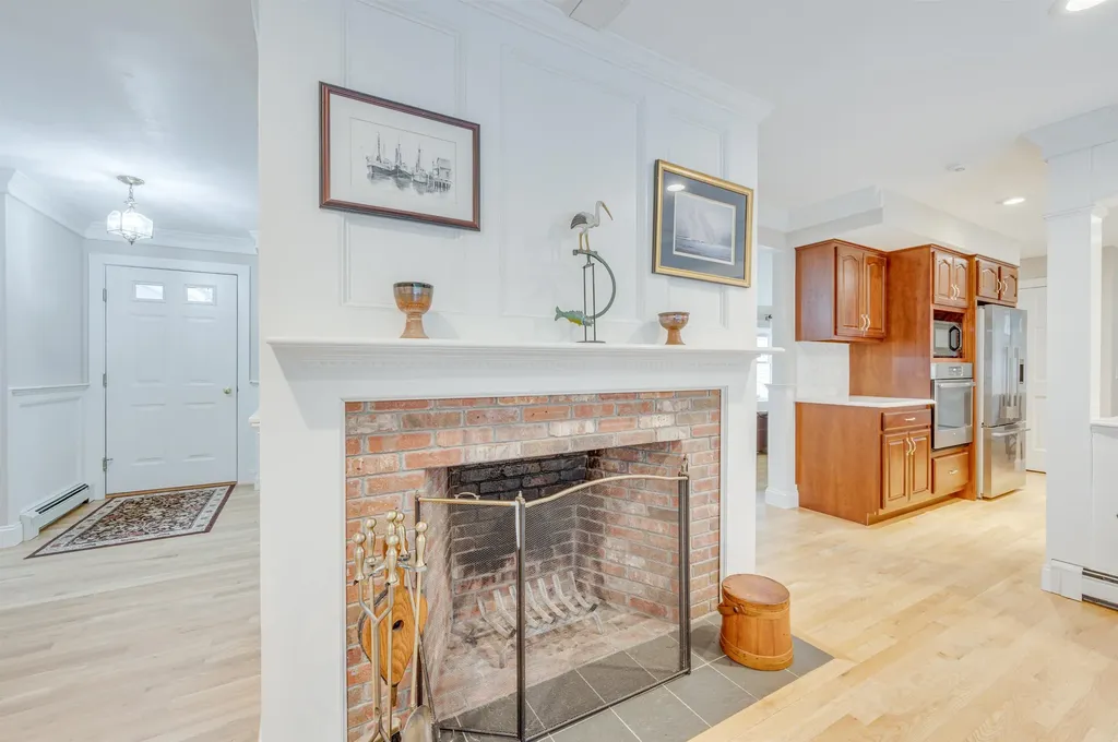 27 Pipers Glen New London NH 03257