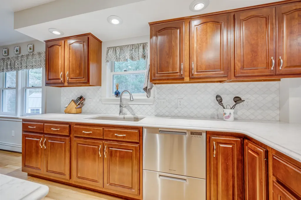 27 Pipers Glen New London NH 03257