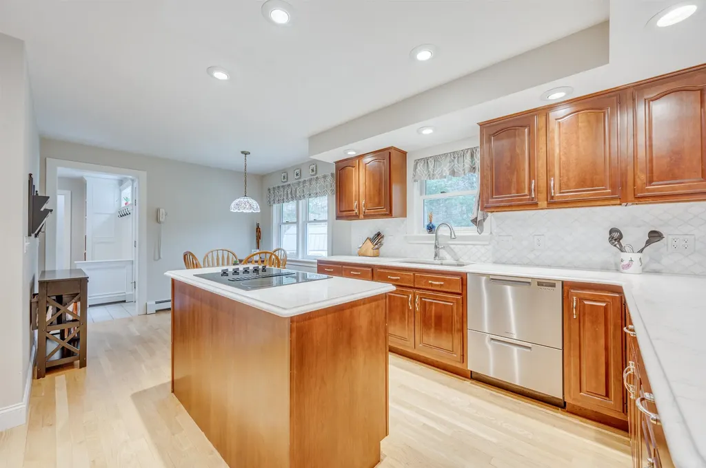 27 Pipers Glen New London NH 03257