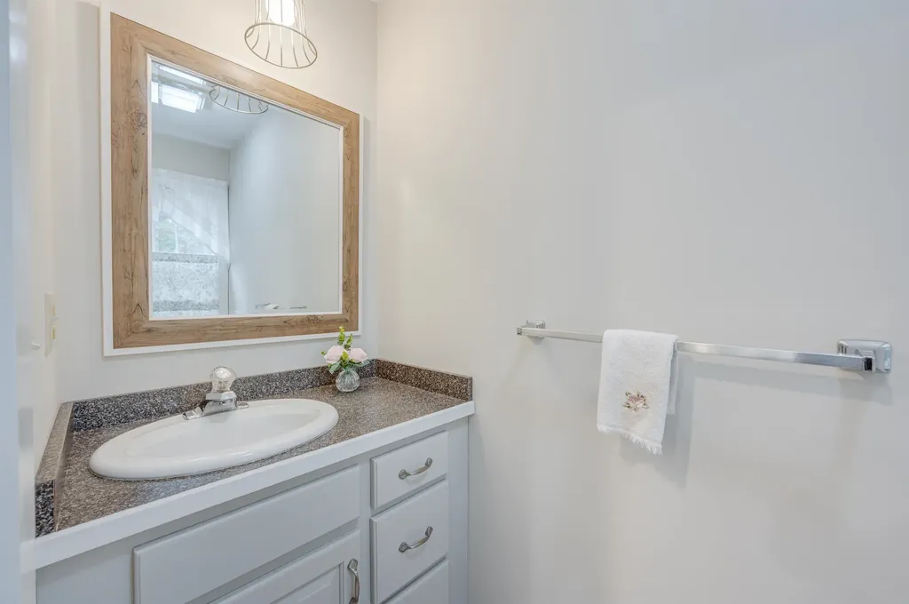 27 Pipers Glen New London NH 03257