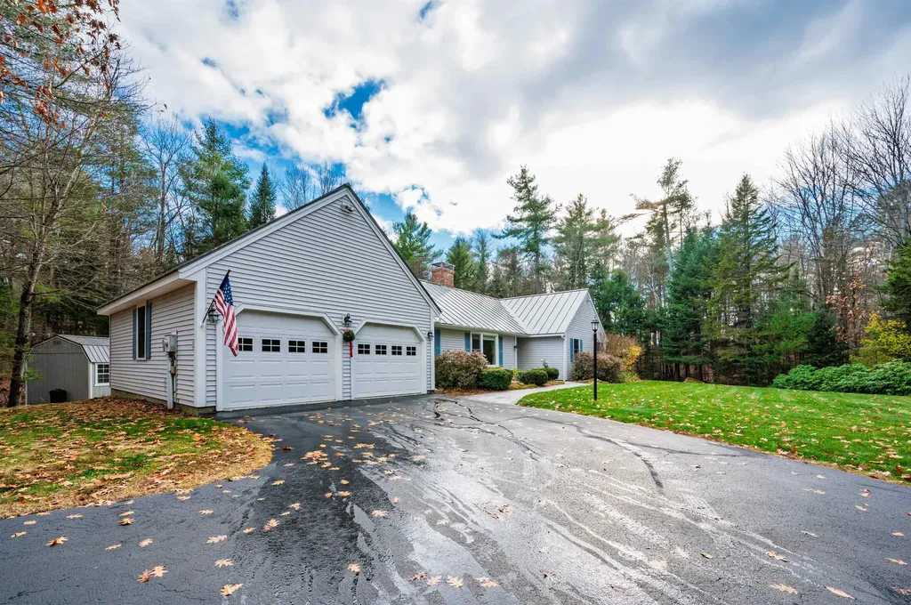 27 Pipers Glen New London NH 03257