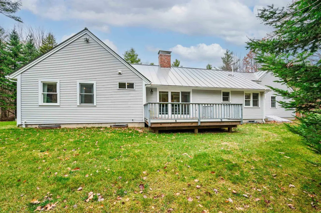 27 Pipers Glen New London NH 03257