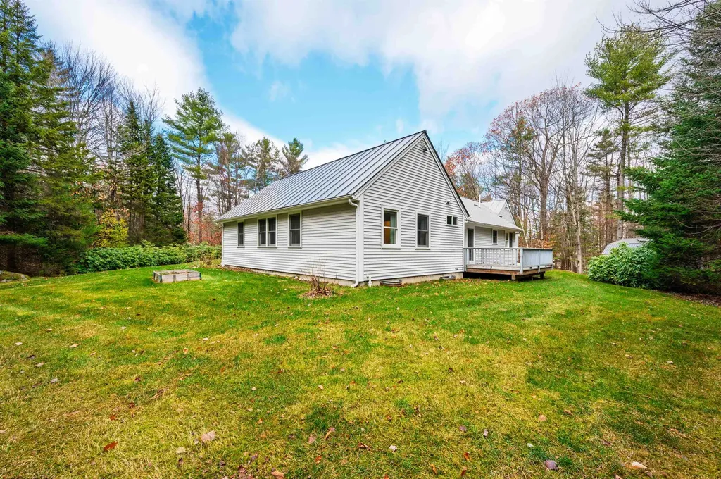 27 Pipers Glen New London NH 03257