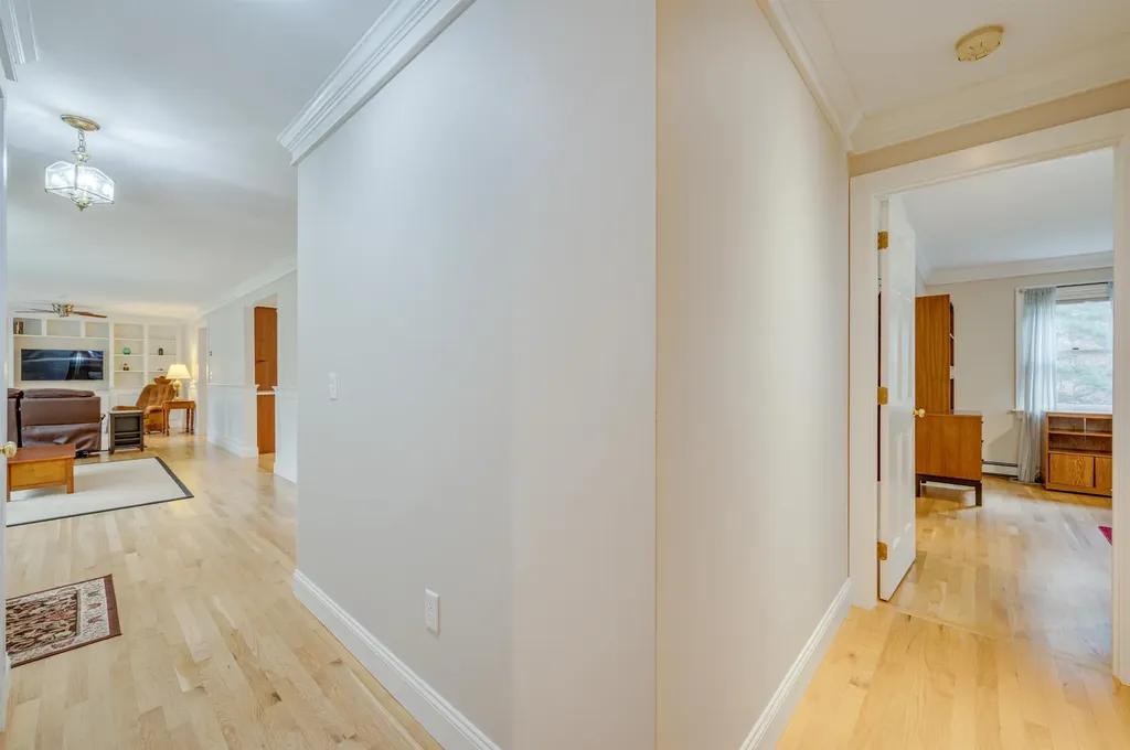 27 Pipers Glen New London NH 03257