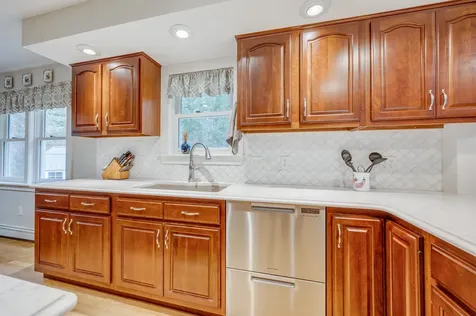 27 Pipers Glen New London NH 03257