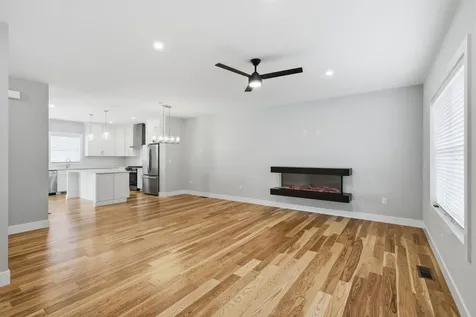 7 Elise Avenue Londonderry NH 03053