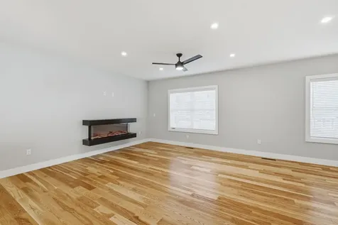 7 Elise Avenue Londonderry NH 03053