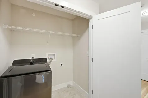 7 Elise Avenue Londonderry NH 03053