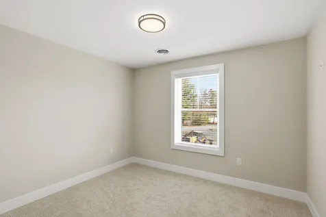 7 Elise Avenue Londonderry NH 03053