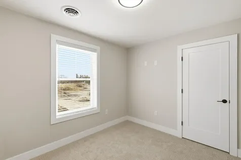 7 Elise Avenue Londonderry NH 03053