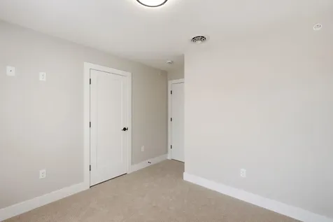 7 Elise Avenue Londonderry NH 03053