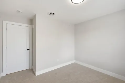 7 Elise Avenue Londonderry NH 03053