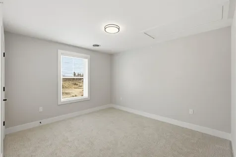 7 Elise Avenue Londonderry NH 03053