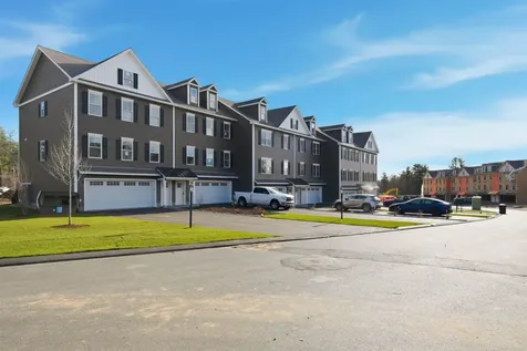 7 Elise Avenue Londonderry NH 03053