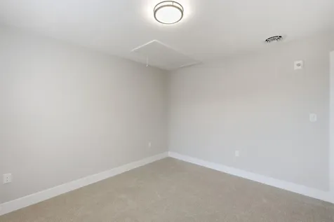 7 Elise Avenue Londonderry NH 03053