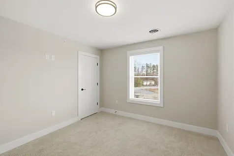 7 Elise Avenue Londonderry NH 03053