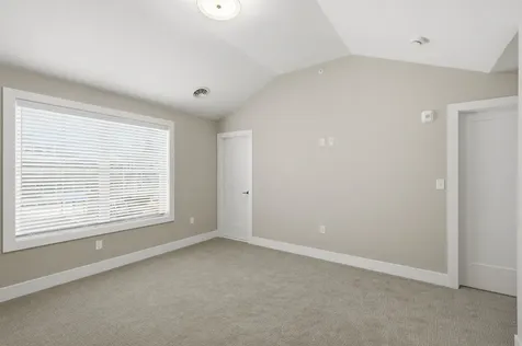 7 Elise Avenue Londonderry NH 03053