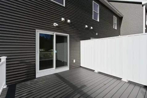 7 Elise Avenue Londonderry NH 03053