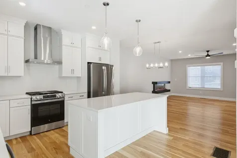 7 Elise Avenue Londonderry NH 03053