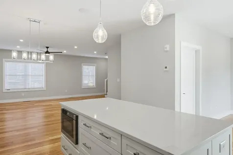 7 Elise Avenue Londonderry NH 03053