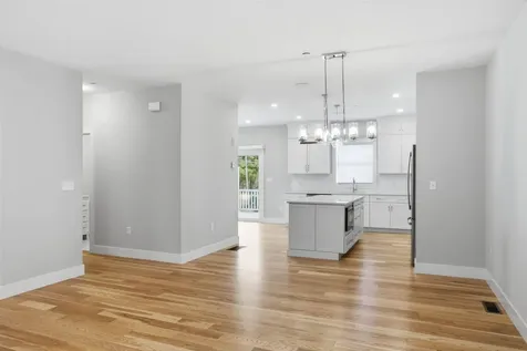 7 Elise Avenue Londonderry NH 03053