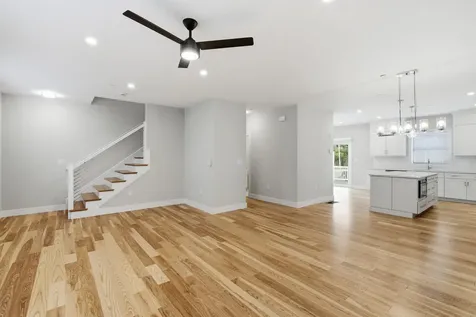 7 Elise Avenue Londonderry NH 03053