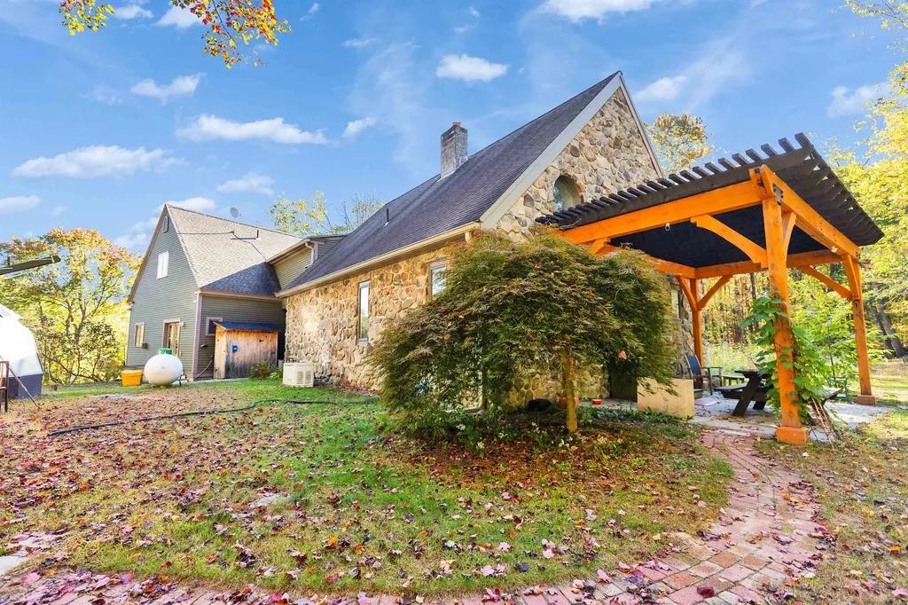 6 Mottau Drive Lyndeborough NH 03082