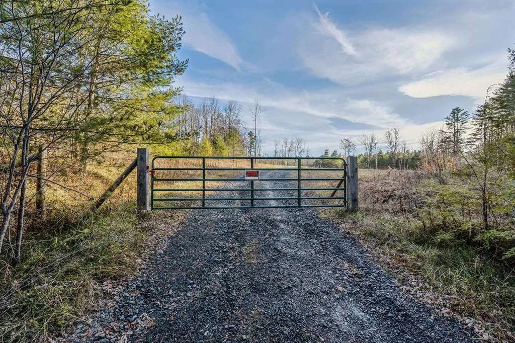 8 Grout Road Hartland VT 05048