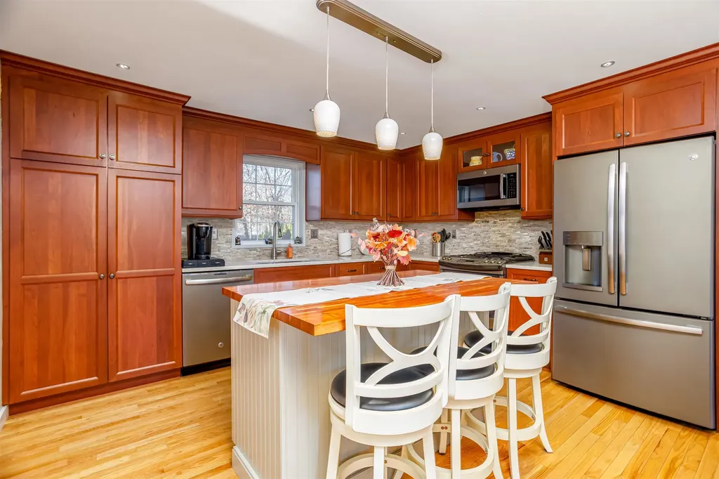 7 Robert Drive Nashua NH 03063