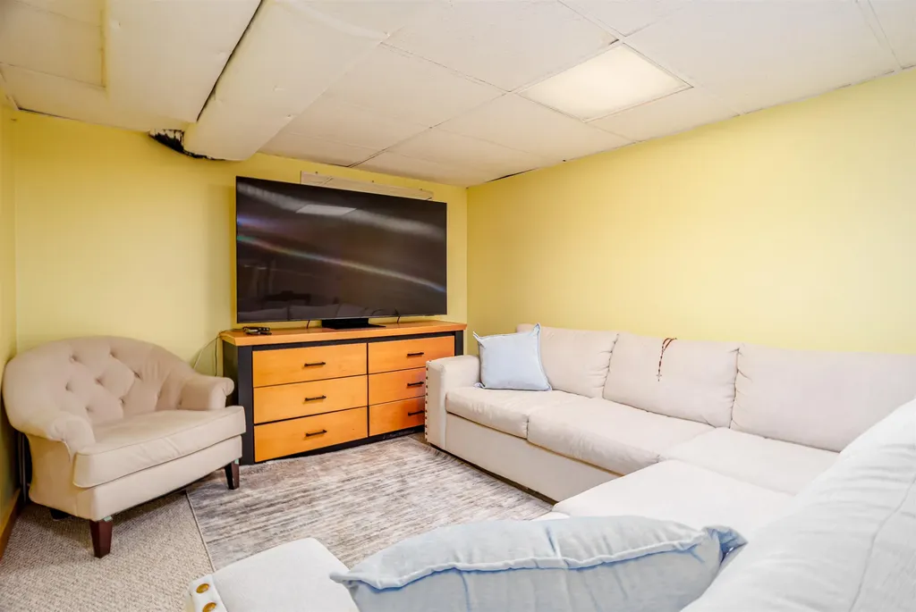 7 Robert Drive Nashua NH 03063