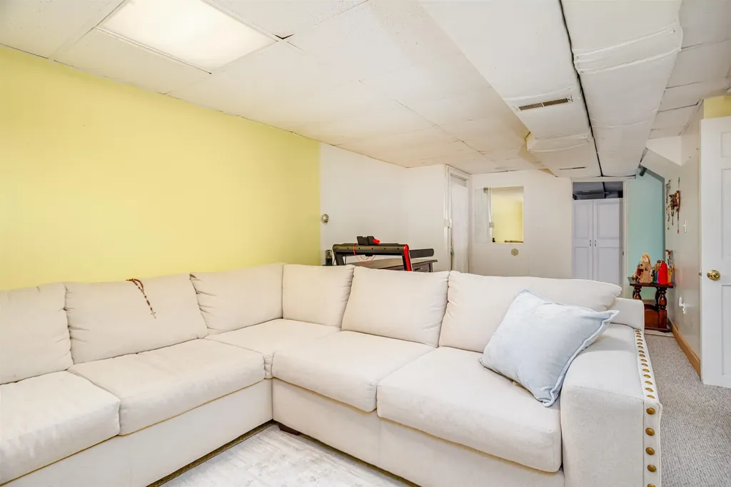 7 Robert Drive Nashua NH 03063