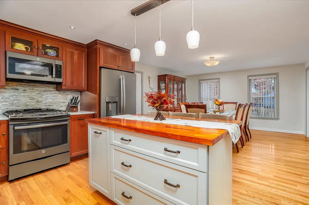 7 Robert Drive Nashua NH 03063