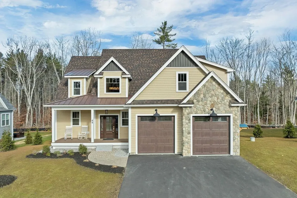 44 Lady Walsingham Way Laconia NH 03246