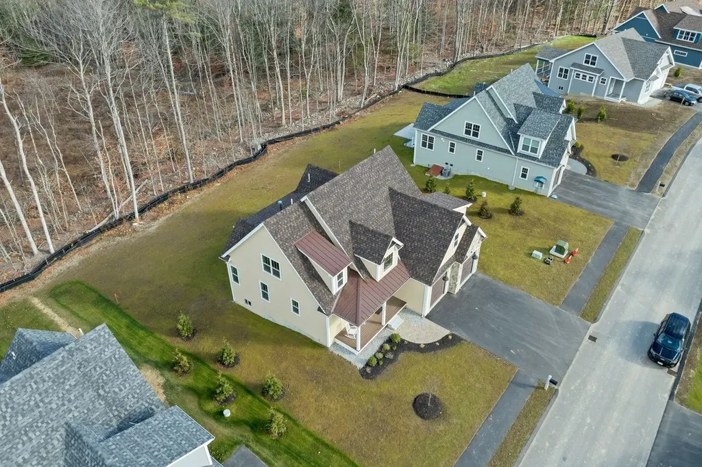 44 Lady Walsingham Way Laconia NH 03246