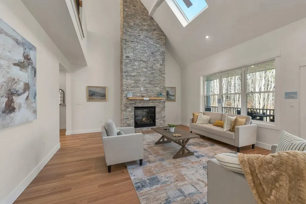 44 Lady Walsingham Way Laconia NH 03246