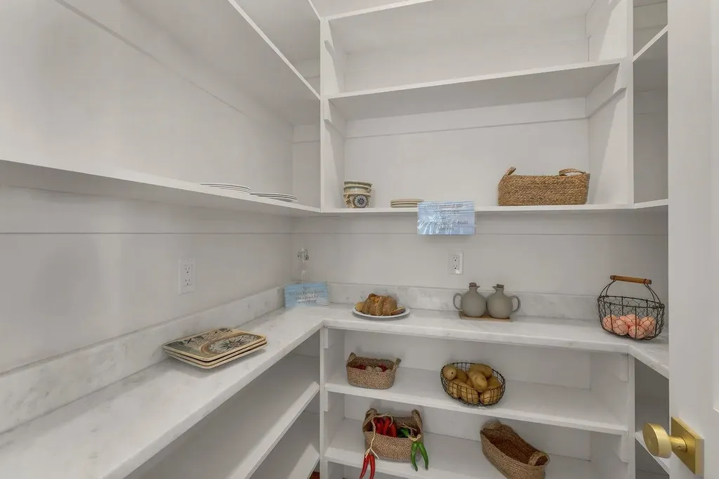 44 Lady Walsingham Way Laconia NH 03246