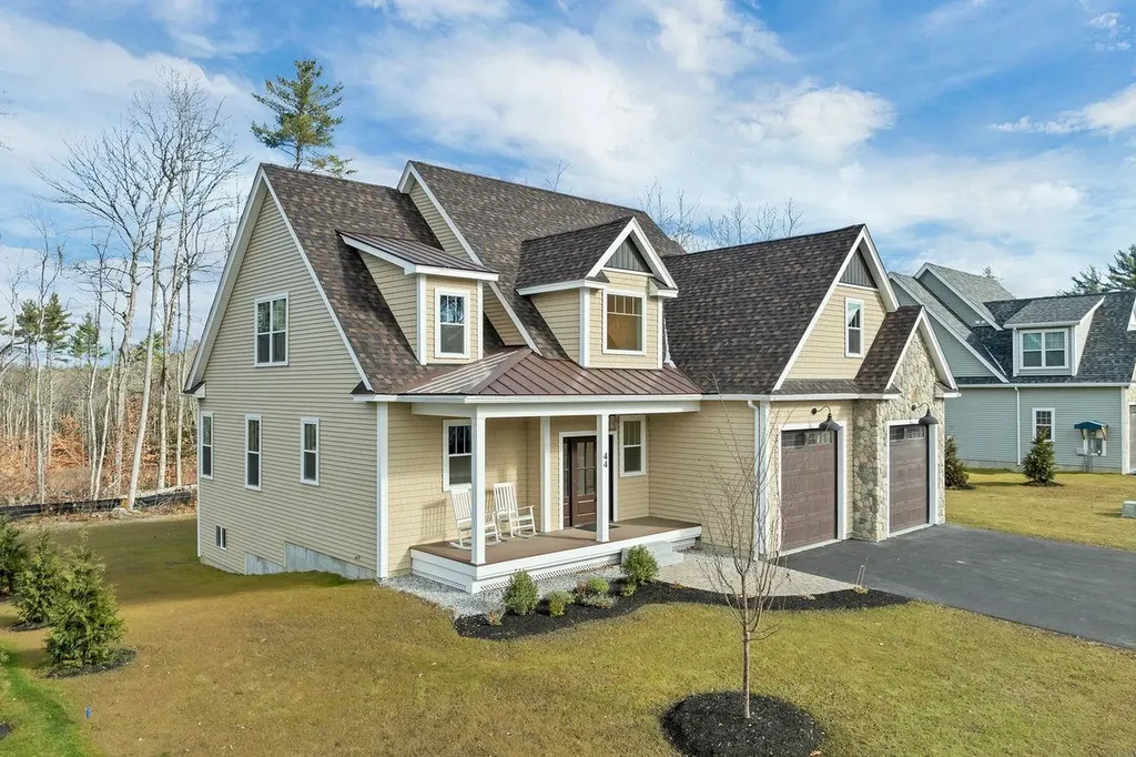 44 Lady Walsingham Way Laconia NH 03246