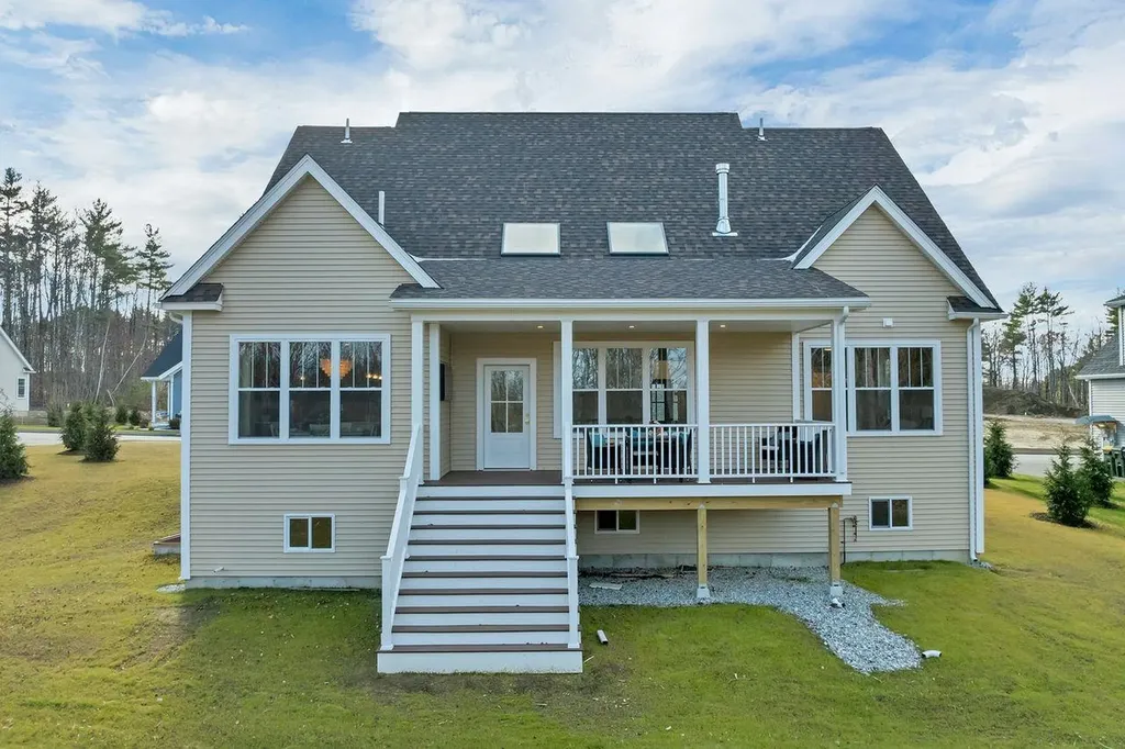 44 Lady Walsingham Way Laconia NH 03246