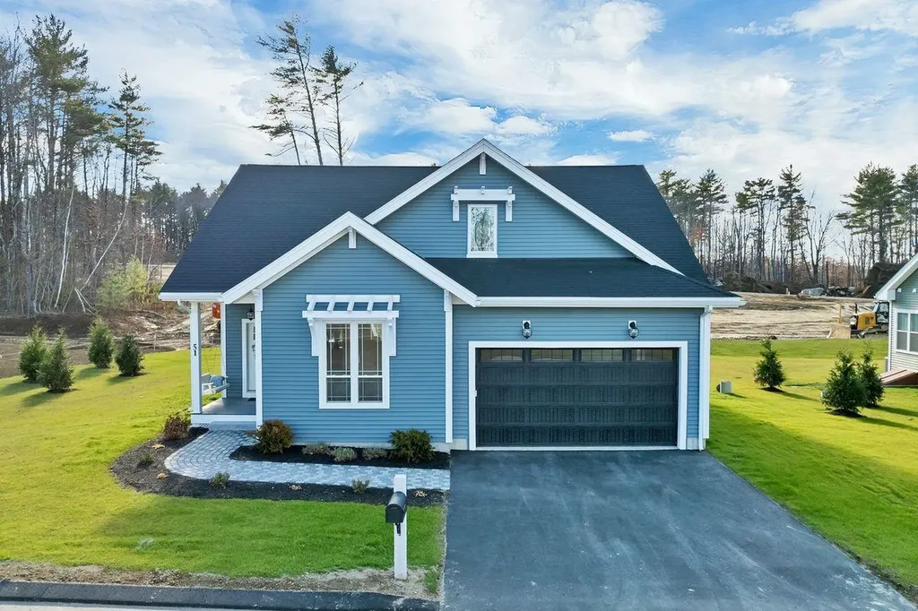 51 Lady Walsingham Way Laconia NH 03246