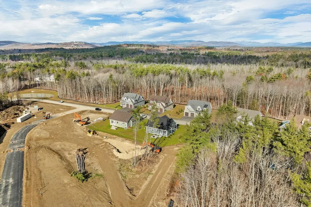 51 Lady Walsingham Way Laconia NH 03246
