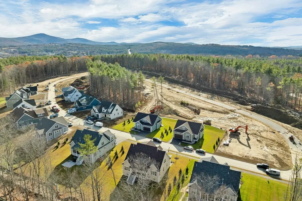 51 Lady Walsingham Way Laconia NH 03246