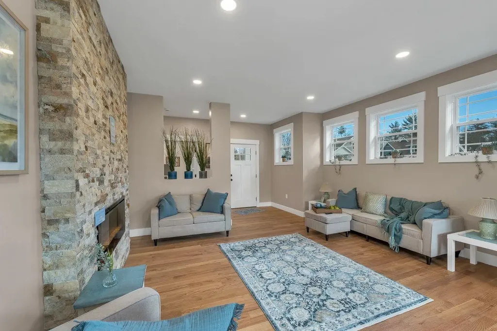 51 Lady Walsingham Way Laconia NH 03246