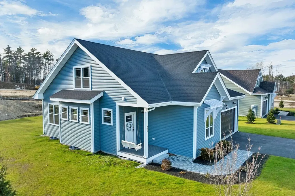 51 Lady Walsingham Way Laconia NH 03246