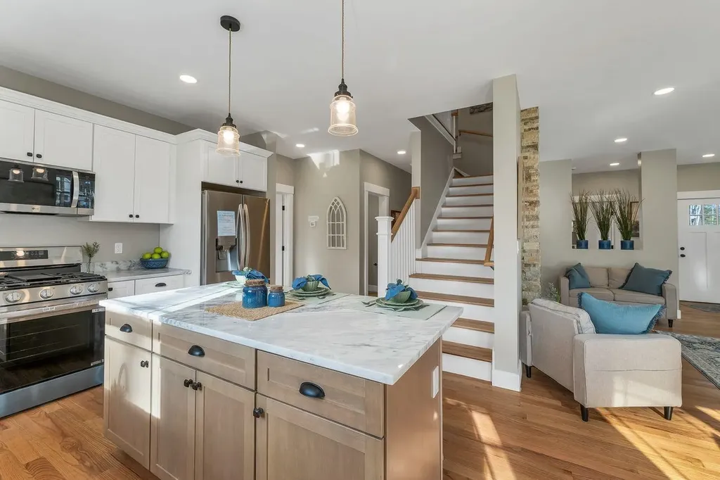 51 Lady Walsingham Way Laconia NH 03246