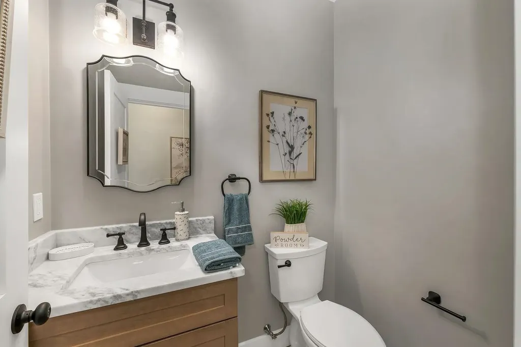 51 Lady Walsingham Way Laconia NH 03246